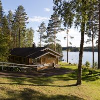 Vuokramökki järven rannalla